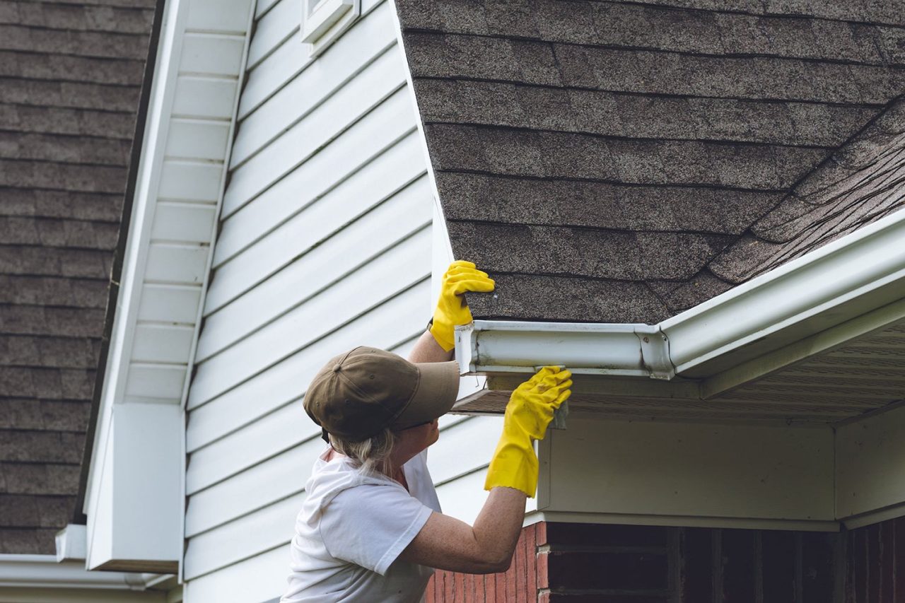 How to Clean Your Eavestrough Safely (Calgary Edition)