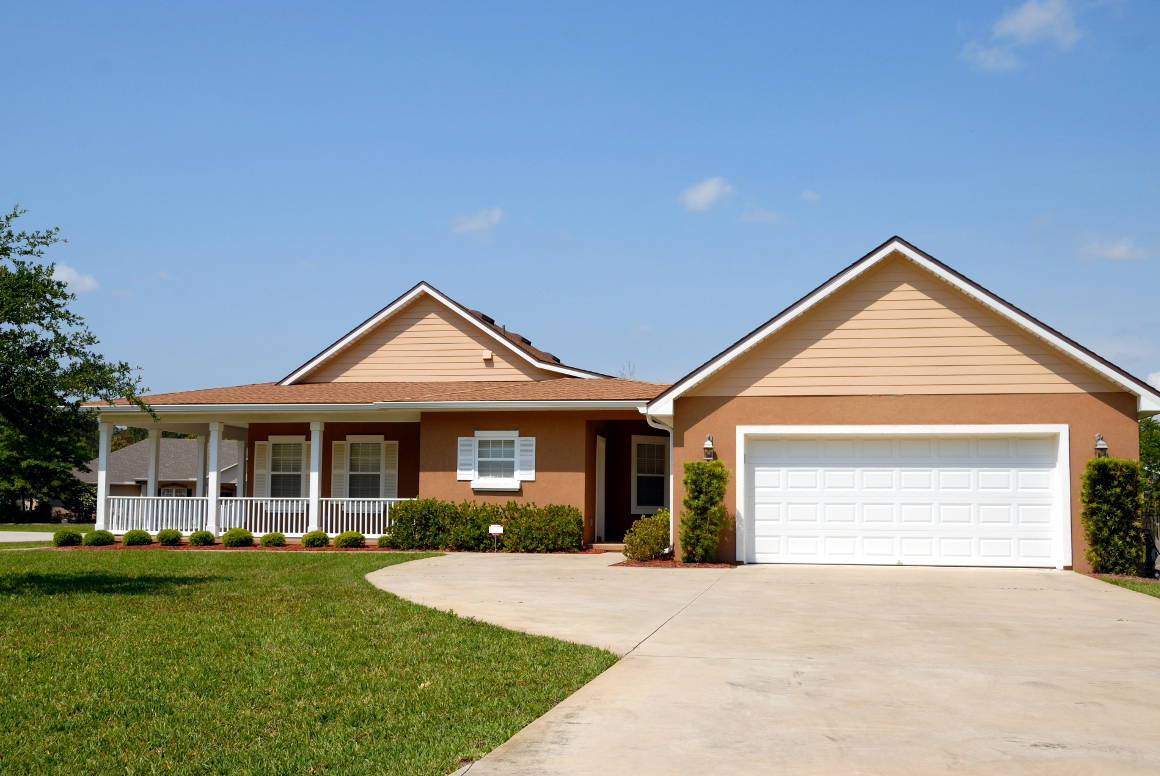  Well maintained Calgary home on bring spring day