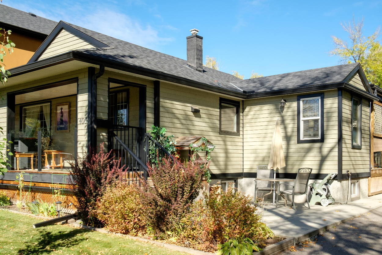 Well maintained home with vinyl siding on a sunny day