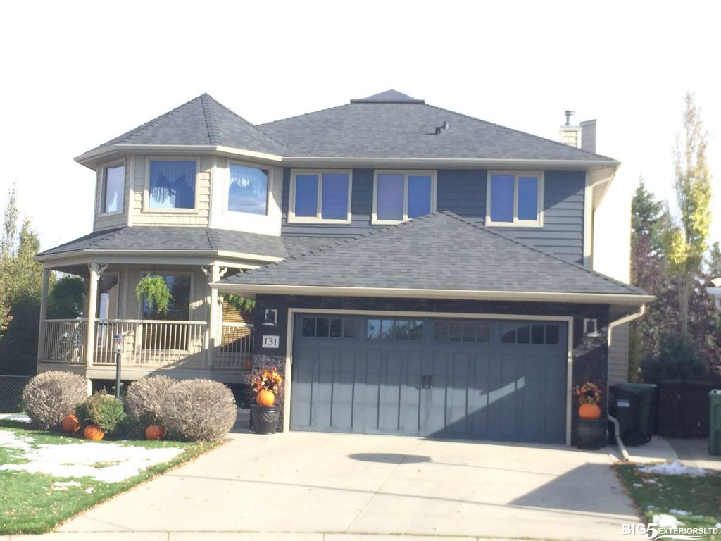 Gorgeous home with multiple exterior colours and features 